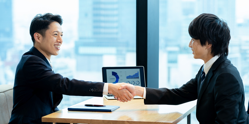 握手するビジネスマン